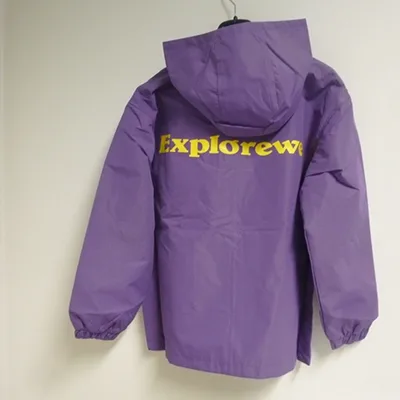 Giacca «Veste à capuchon mauve et zip jaune» — foto 2 dell'alert SR/00034/26