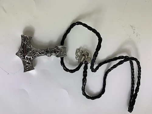 Collana «Viking jewelry Thor's hammer with leather necklace» — foto 1 dell'alert INFO/00006/24