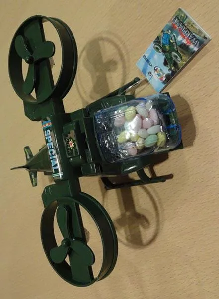 Elicottero giocattolo con caramelle «Warplane» (Unknown)