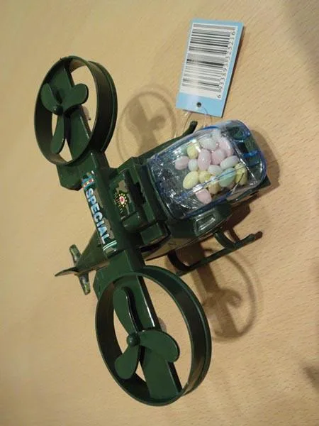 Elicottero giocattolo con caramelle «Warplane» — foto 3 dell'alert A12/0355/17