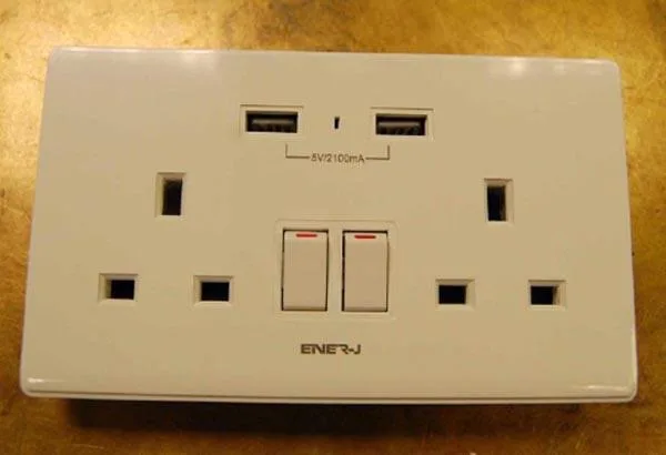 Presa a muro con prese USB «Wi-Fi Twin Wall Socket with 2 USB Ports» — foto 2 dell'alert A11/0051/19