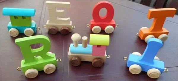 Treno giocattolo in legno «Wooden letter name train» (Unknown)