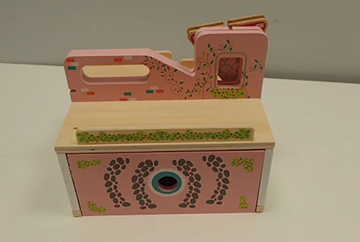 Casa della bambola portatile in legno «Wooden Portable Doll House» — foto 2 dell'alert A12/01738/20
