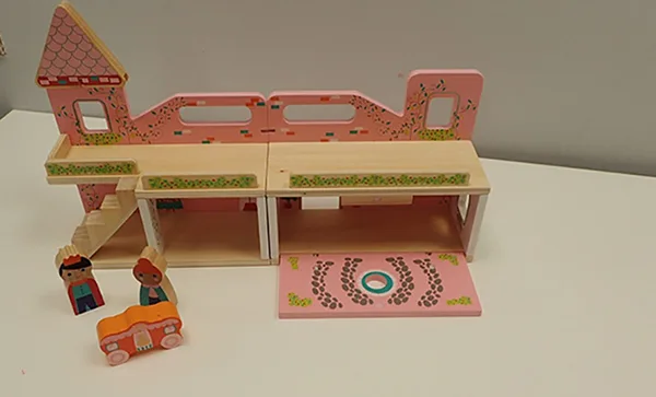 Casa della bambola portatile in legno «Wooden Portable Doll House» — foto 3 dell'alert A12/01738/20