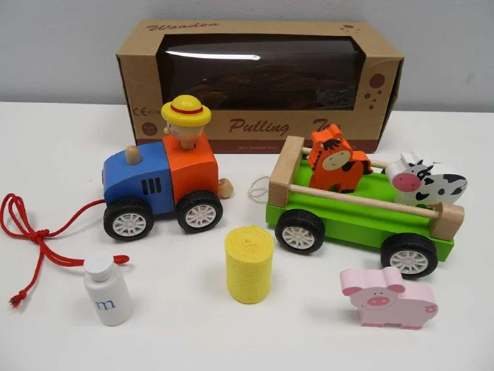 Giocattolo di legno «Wooden Pulling Toy Tractor with Trailer (Houten trekfiguur met aanhanger)» (Thimble Toys)